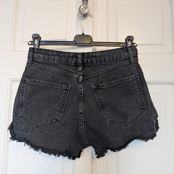 Forever 21 Black Denim Destroyed Cut Off Jean Short Womens Raw Hem Size 25 - Picture 6 of 6